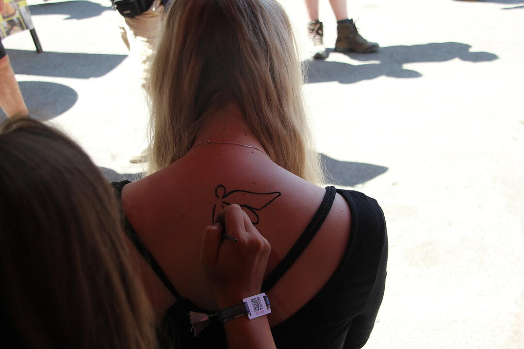 Zu einem Rockfestival gehören natürlich auch Tattoos