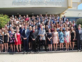 Strahlen für die Kamera: die Abiturienten, Bürgermeister, Sponsoren und Pädagogen vor der Feier am Friedrich-Rückert-Gymnasium in Ebern Fotos: Eckehard Kiesewetter