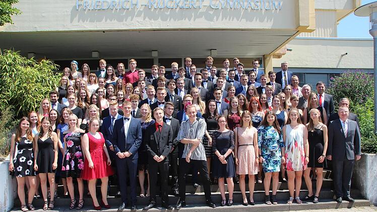 Strahlen für die Kamera: die Abiturienten, Bürgermeister, Sponsoren und Pädagogen vor der Feier am Friedrich-Rückert-Gymnasium in Ebern Fotos: Eckehard Kiesewetter