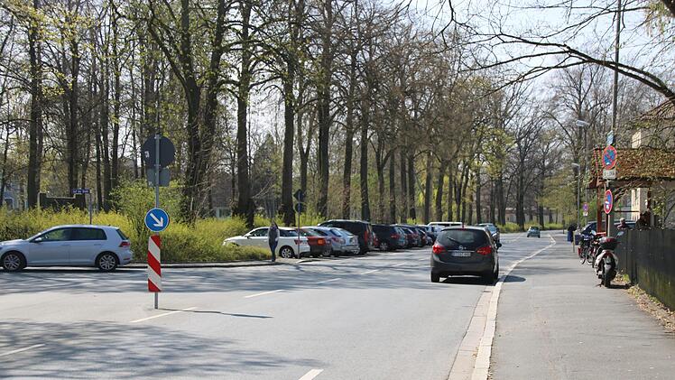 Da, wo es am Stadtpark eng wird, steht ein Auto vor der Imbiss-Bude.Foto: Katrin Geyer