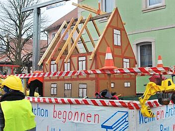 Die Dorfmusikanten machten die Sanierung der "Oberen Wirtschaft" zum Thema beim Faschingszug in Neubrunn.  Fotos: Ewald Stretz