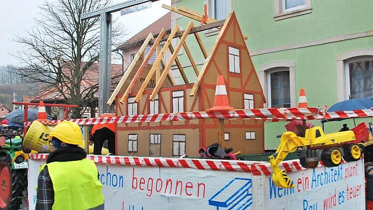 Die Dorfmusikanten machten die Sanierung der "Oberen Wirtschaft" zum Thema beim Faschingszug in Neubrunn.  Fotos: Ewald Stretz