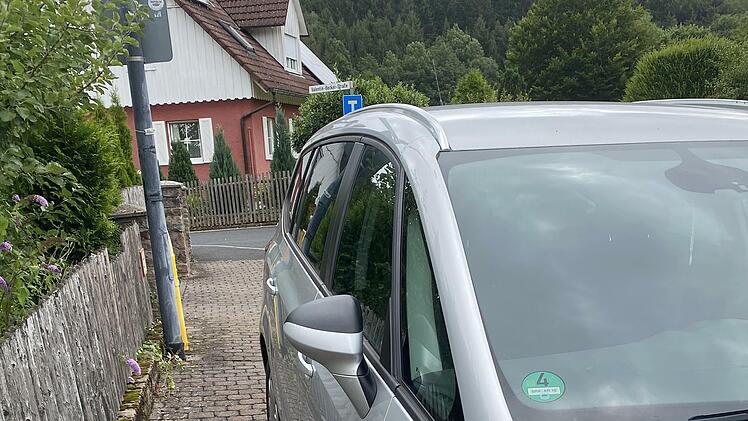 "Wildparker" gefährden Fußgänger und vor allem Schulkinder in der Valentin- Becker-Straße. Foto: Hans-Peter Ehrensberger
