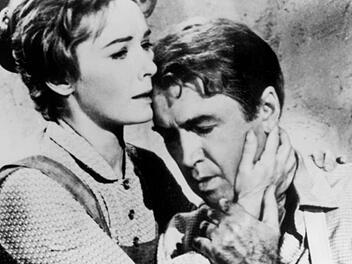 Hallie (Vera Miles) k&uuml;mmert sich r&uuml;hrend um den Neuank&ouml;mmling Ransom Stoddard (James Stewart), der vom gef&uuml;rchteten Outlaw Liberty Valance misshandelt wurde.
