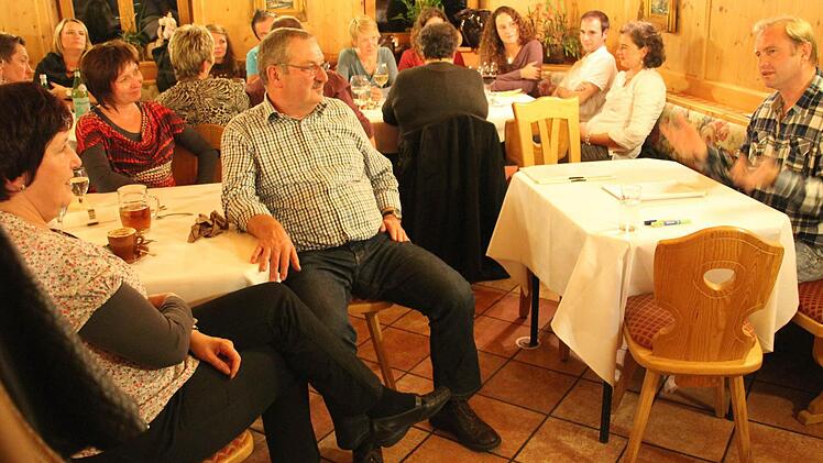 Gestik und Mimik unterstützen den Autoren bei seiner Lesung in trefflicher Weise.