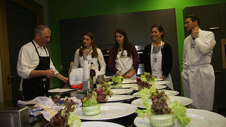 Die Kandidatinnen hören gespannt zu.