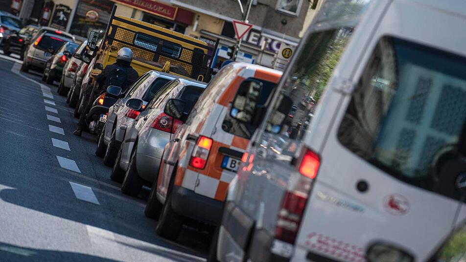 Nur ein Grund für Feinstaub in der Luft: zu viele Autos, zu viele Abgase. Foto: dpa Nur ein Grund für Feinstaub in der Luft: zu viele Autos, zu viele Abgase. Foto: dpa