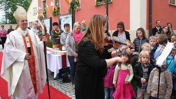 Zur Begrüßung des Oberhirten hatte Anna Möllers mit der Kinderschar ein Sternenlied eingeübt.