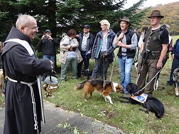 Pater Rainer Treutlein segnet die Tiere, darunter sehr viele Hunde, auf dem Kreuzberg.  Foto: Marion Eckert