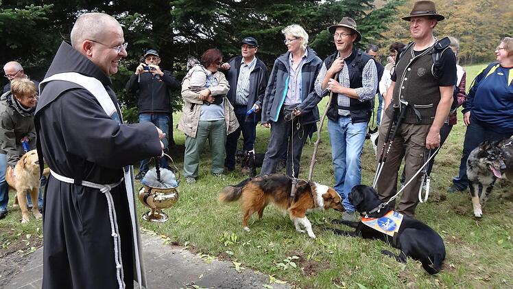 Pater Rainer Treutlein segnet die Tiere, darunter sehr viele Hunde, auf dem Kreuzberg.  Foto: Marion Eckert