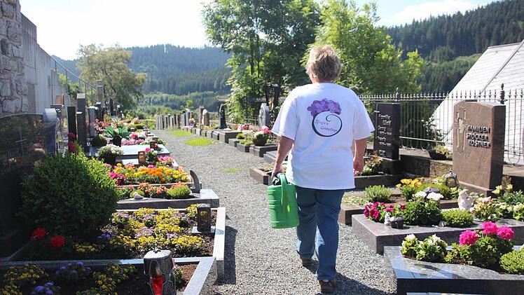 Birgit Lunk kümmert sich seit einem Jahr um das Aussehen einiger Gräber auf dem Wallenfelser Friedhof.