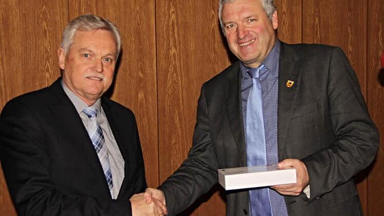 Mit einem Händedruck und einem Präsent wurde Kämmerer Klaus Ebert (links) nach fast 40 Dienstjahren für die Stadt Ebern von Bürgermeister Jürgen Hennemann in den Ruhestand verabschiedet. Foto: Helmut Will