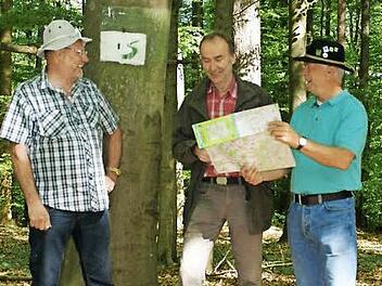 Nach den Reparaturarbeiten auf 800 Metern bei Weisbrunn ist der Steigerwald-Panoramaweg wieder hervorragend begehbar. Die Wanderwarte Manfred Neeb (links), Udo Rhein (rechts) und Revierleiter Burkhard Rischen sind sicher, dass der Weg auch der nächsten Qualitätsprüfung des Wanderverbandes standhalten wird.  Foto: Sabine Weinbeer