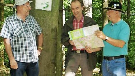 Nach den Reparaturarbeiten auf 800 Metern bei Weisbrunn ist der Steigerwald-Panoramaweg wieder hervorragend begehbar. Die Wanderwarte Manfred Neeb (links), Udo Rhein (rechts) und Revierleiter Burkhard Rischen sind sicher, dass der Weg auch der nächsten Qualitätsprüfung des Wanderverbandes standhalten wird.  Foto: Sabine Weinbeer