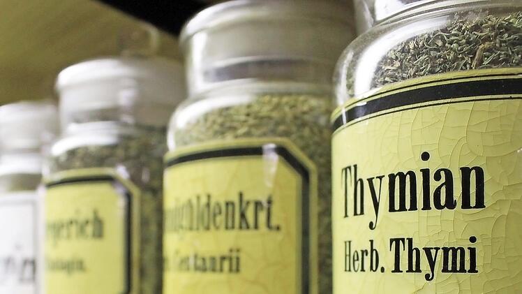 Damals wurden Gewürze, Tee, Mehl oder Zucker in der Drogerie Ehnes in solchen Flaschen lose verpackt. Die Behälter hat Adelgunde Ehnes noch in einem Regal aufbewahrt - natürlich wurden diese mittlerweile neu befüllt. Foto: Dominic Buckreus