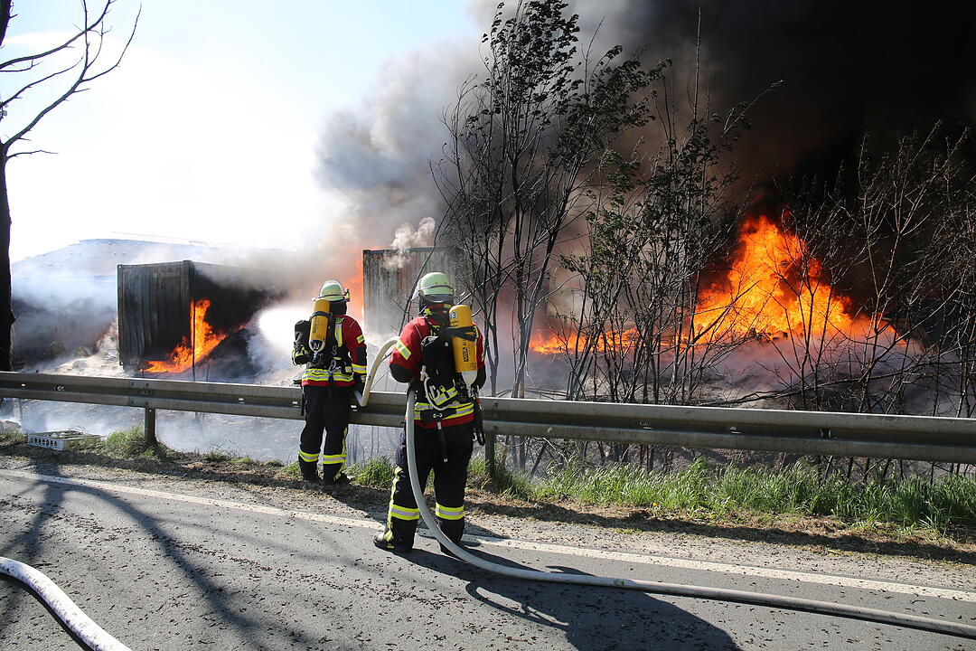 Firmengebäude in Oberfranken geht in Flammen auf
