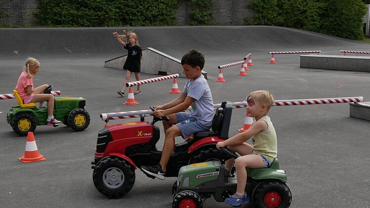 Spaß im Funpark: Buben zogen es vor, den Mini-Fuhrpark auszuprobieren, die Mädchen zog es an den Schminktisch. Foto: Manja von Nida