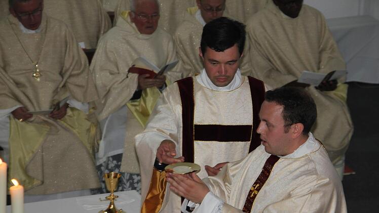 Tobias Fehn (rechts) zelebrierte in Hirschfeld seine erste eigenständige Heilige Messe. Foto: Veronika Schadeck