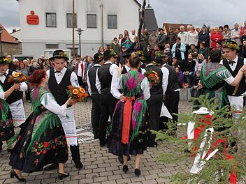 Junge Burschen und Madla beim "Eierringtanz".   Foto: M. Erlwein