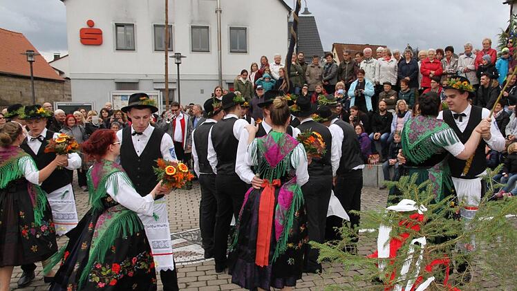 Junge Burschen und Madla beim "Eierringtanz".   Foto: M. Erlwein