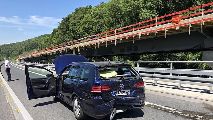Auf der A70 ist es am Montagmorgen zu einem Autounfall mit drei Fahrzeugen gekommen. Die Stra&szlig;e ist komplett gesperrt.  Foto: NEWS5 / Merzbach