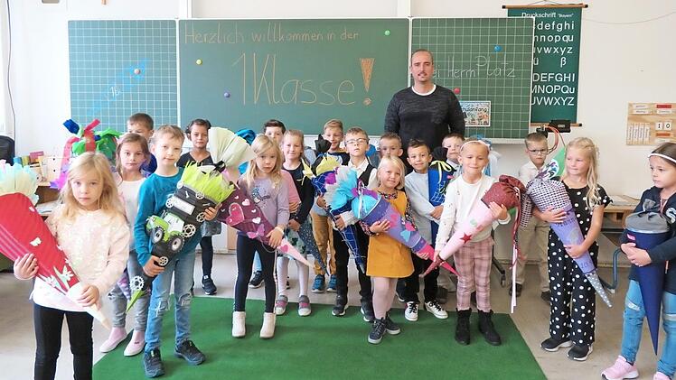 Die Klasse 1b mit Klassenlehrer Johannes Platz