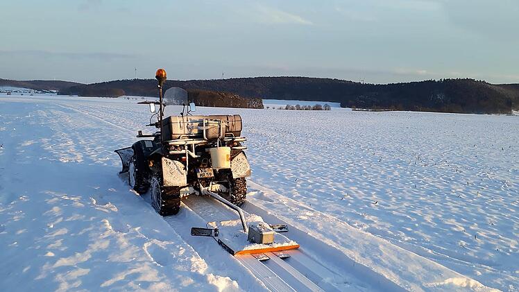 Das jahrzehntealte Loipen-Spurgerät der Gemeinde Nüdlingen kam dieses Jahr nach den Schneefällen wieder einmal zum Einsatz. Das Spurgerät zog Martin Renninger mit seinem privaten Quad über Feld- und Waldwege.