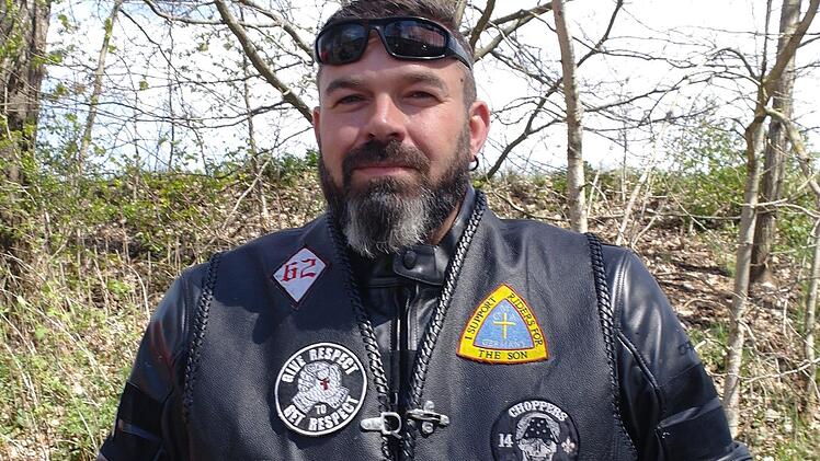 Chris ist passionierter Chopper-Fahrer und unterstützt die "Christian Motorcyclist Association" (CMA), zu erkennen am oberen rechten Aufnäher. Die "62" steht für "free biker" (nicht Mitglied eines Motorradclubs) und die Applikation darunter mit "Give respect to get respect" ist selbsterklärend.   Foto: Stephanie Elm