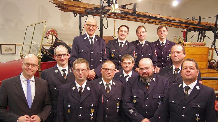 OB Dirk Vogel (links) gratulierte zu 25 aktiven Dienstjahren in der Feuerwehr. Foto: Klaus Werner