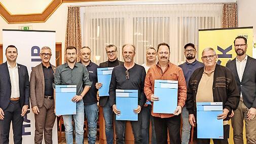 Von links: Geschäftsführer Markus Schmitt, Geschäftsführer Edgar Endres, Lukas Bornkessel, Martin Ruppert, Thomas Eger, Martin Jungklaus, Thomas Müller, Andreas Ludwig Schmitt, Steven Wenning, Gebhardt Voll, Geschäftsführer Stefan Falkenberg.