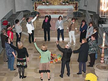 Hier probt der Tanzkreis für den Erntedankgottesdienst. Die Frauen treffen sich einmal im Monat. Fotos: Evi Seeger