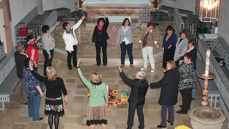 Hier probt der Tanzkreis für den Erntedankgottesdienst. Die Frauen treffen sich einmal im Monat. Fotos: Evi Seeger