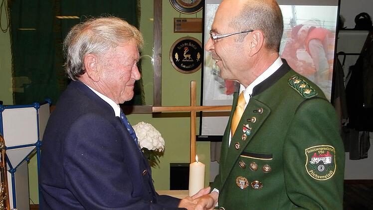 Fritz Rammling ist seit 60 Jahren bei den Schützen. Dafür zeichnet ihn 1. Schützemeister Klaus Linz aus.