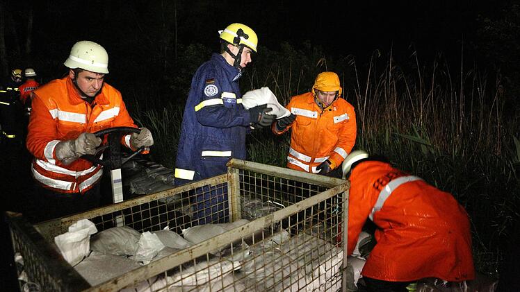 Mit vereinten Kräften kämpften Feuerwehr und THW in der Nacht auf Montag gegen einen drohenden Dammbruch am Tretzendorfer Weiher. Foto: News5 / Herse