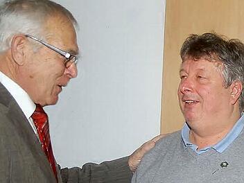Wolfgang Herpich (rechts) wurde für seinen unermüdlichen und jahrelangen Einsatz in der Vorstandschaft von Vorsitzendem Klaus Leonhardt mit lobenden Worten und einer Ehrennadel bedacht. Foto: Doris Weidner