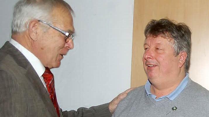 Wolfgang Herpich (rechts) wurde für seinen unermüdlichen und jahrelangen Einsatz in der Vorstandschaft von Vorsitzendem Klaus Leonhardt mit lobenden Worten und einer Ehrennadel bedacht. Foto: Doris Weidner