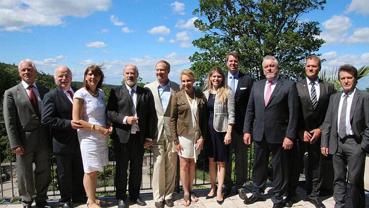 Das Gipfelfoto (von links): Martin Kapp, Thomas Kaeser, Tina Vlatoussi-Kaeser, Landtagsabgeordneter Jürgen Heike, John B. Emerson, Kimberly Marteau Emerson, Prinzessin Kelly, Erbprinz Hubertus, Oberbürgermesiter Norbert Tessmer, Frank Schneider, IHK-Präsident Friedrich Herdan. Foto: Simone Bastian