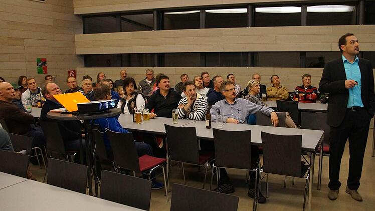 70 Frauen und Männer besuchten die Bürgerversammlung im Pfarrzentrum in Wonfurt. Rechts im Bild Bürgermeister Holger Baunacher.