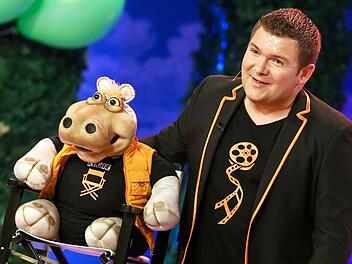 Nilpferddame Amanda wird bei ihren Auftritten von Comedian Sebastian Reich begleitet. Foto: Archiv, dpa