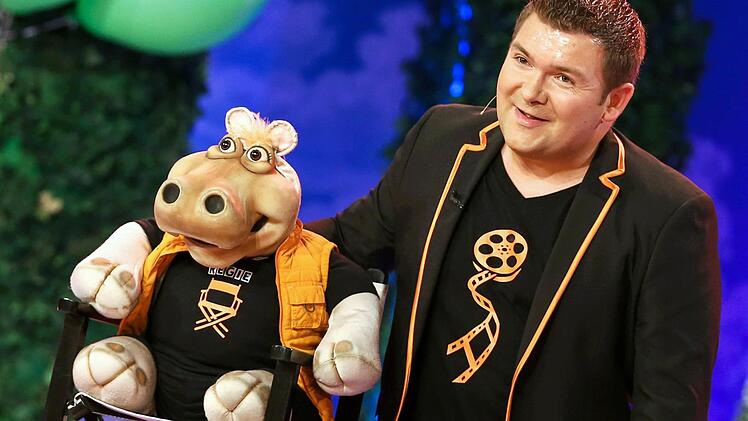 Nilpferddame Amanda wird bei ihren Auftritten von Comedian Sebastian Reich begleitet. Foto: Archiv, dpa