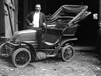Nicht nur ein Fotoapparat war im Nordhalben des frühen 20. Jahrhunderts eine Seltenheit. Doch dank Johann Köstners Mitbringsel aus Amerika ist festgehalten, wie das erste dort geparkte Auto aussah. Foto: Archiv Otmar Adler