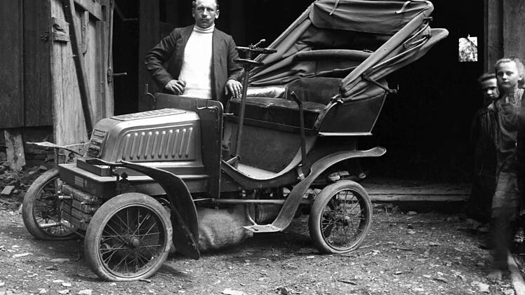 Nicht nur ein Fotoapparat war im Nordhalben des frühen 20. Jahrhunderts eine Seltenheit. Doch dank Johann Köstners Mitbringsel aus Amerika ist festgehalten, wie das erste dort geparkte Auto aussah. Foto: Archiv Otmar Adler