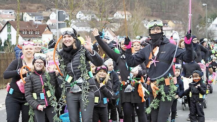 Die Limbacher "Maataucher" tauchten plötzlich in Eltmann auf. Foto: Günther Geiling