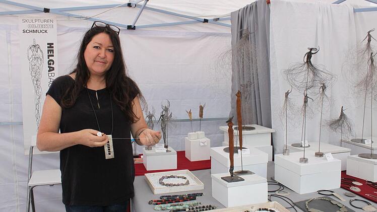 Helga Backus mit Skulpturen und Schmuck Foto: Carmen Schwind