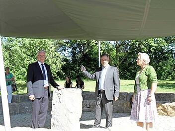 Das Sonnensegel mit Fernsteuerung testeten Schulleiter Martin Wirsching, Landrat Alexander Tritthart und Jutta Rost, stellvertretende Vorsitzende des IHK-Gremiums Herzogenaurach. Unten links die Schlauchaufwickelmaschine und (rechts) die Verpackungsmaschine. Fotos: Richard Sänger