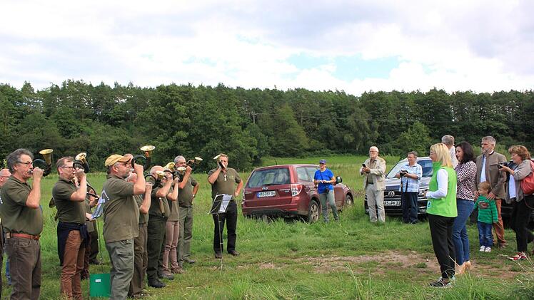 Die Jagdhornbläsergruppe Ebern umrahmte den Besuch der Ministerin, die sich erfreut zeigte, einmal nicht nur die üblichen Jagdsignale, sondern auch beschwingte Melodien zu hören.