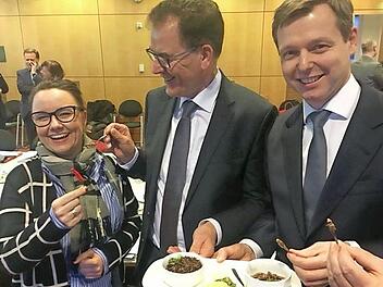 Thomas Silberhorn (r.) probiert das Insekten-Food.  Foto: privat
