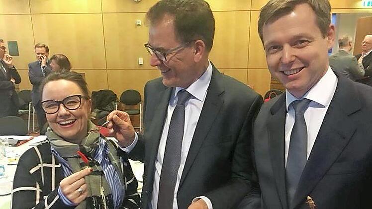 Thomas Silberhorn (r.) probiert das Insekten-Food.  Foto: privat