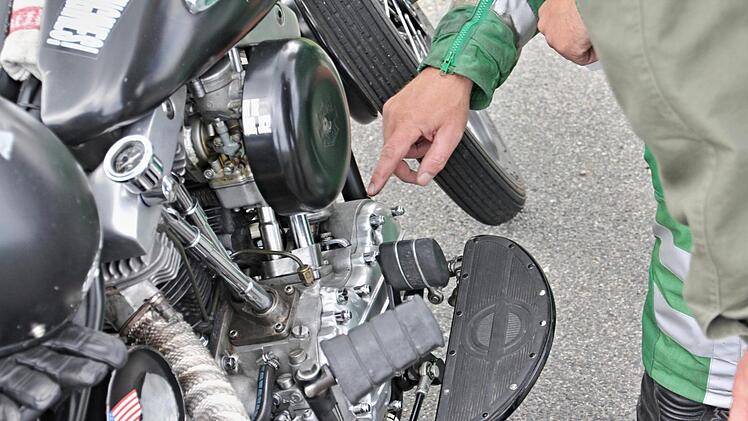 Die Polizei schaut genau hin, wie hier bei der Kontrolle eines Motorrades, um unzulässige technische Veränderungen festzustellen.Helmut Will