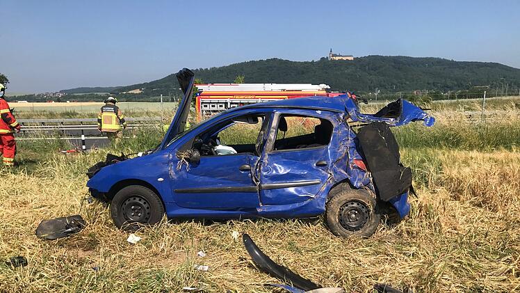 Auf der A73 ist es zu einem schweren Unfall gekommen. Ein Pkw hat sich auf der Autobahn &uuml;berschlagen und kam in einem angrenzen Feld zum Liegen. Foto: News5 / Merzbach